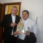 el Padre Egon con el Diácono Nelson y la Peregrina de los Sacerdotes